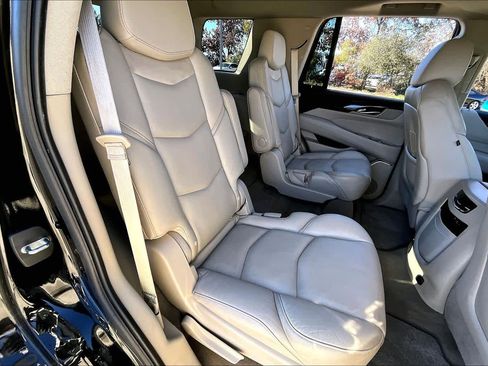 Used 2017 Cadillac Escalade Luxury image 19