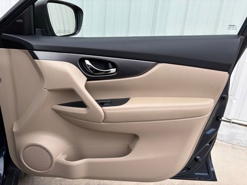 Used 2016 Nissan Rogue SV w/ SV Premium Package image 39