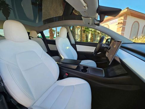 Used 2021 Tesla Model Y Long Range image 19