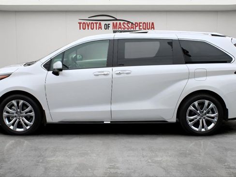 Certified 2024 Toyota Sienna Platinum image 2