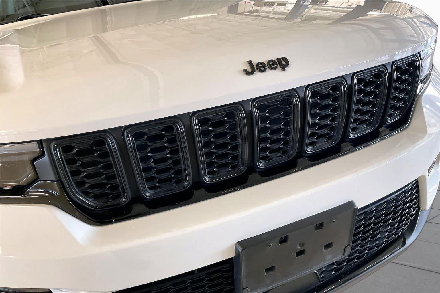 Used 2023 Jeep Grand Cherokee Limited w/ Black Appearance Package AWD/4WD image 29