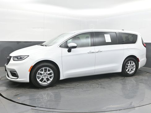 Used 2023 Chrysler Pacifica Touring-L FWD image 5
