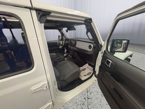 Used 2025 Jeep Wrangler Unlimited Sahara AWD/4WD image 15