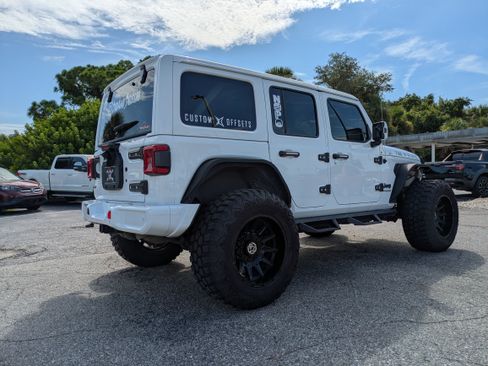 Used 2021 Jeep Wrangler Unlimited Sahara AWD/4WD image 4