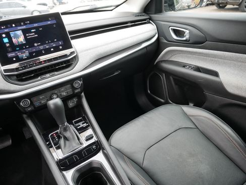 Used 2022 Jeep Compass Latitude image 11