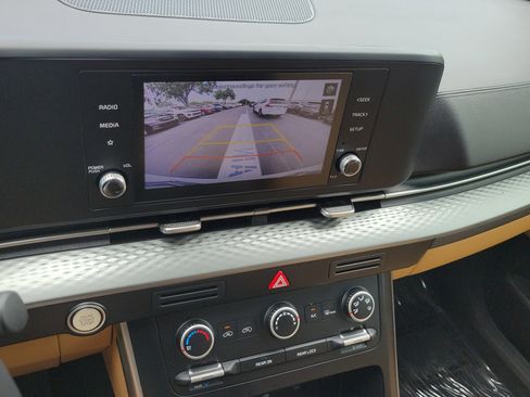 Used 2022 Kia Carnival LX FWD image 26
