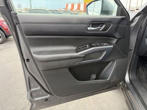 Used 2023 Nissan Pathfinder SL FWD image 11