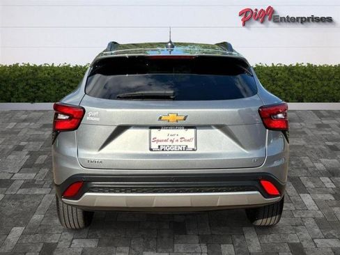 Used 2024 Chevrolet Trax LT w/ Driver Confidence Package FWD image 9