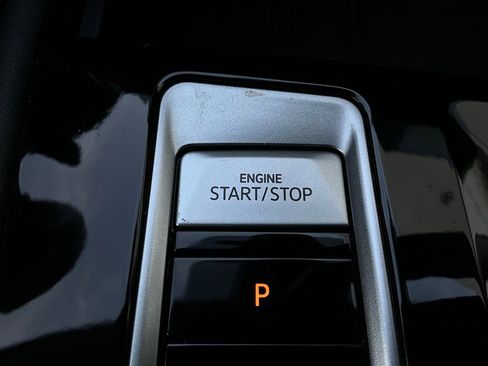 Used 2025 Volkswagen Atlas SE image 26