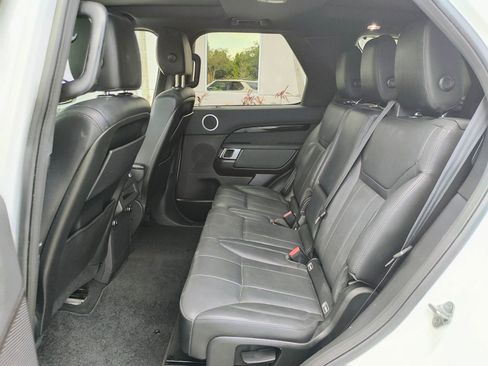 Used 2017 Land Rover Discovery SE image 13