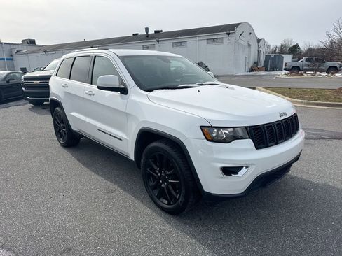 Used 2018 Jeep Grand Cherokee Laredo image 2