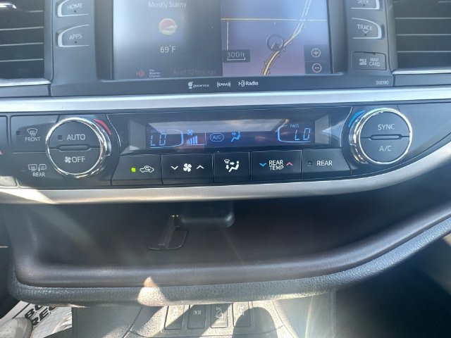 Used 2019 Toyota Highlander XLE AWD/4WD image 21