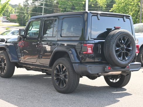 Used 2025 Jeep Wrangler Unlimited Sahara w/ Safety Group AWD/4WD image 8
