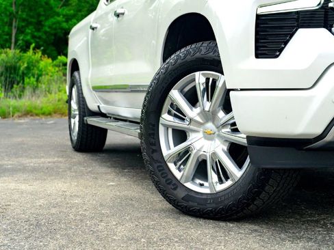 Used 2023 Chevrolet Silverado 1500 High Country w/ High Country Premium Package AWD/4WD image 3