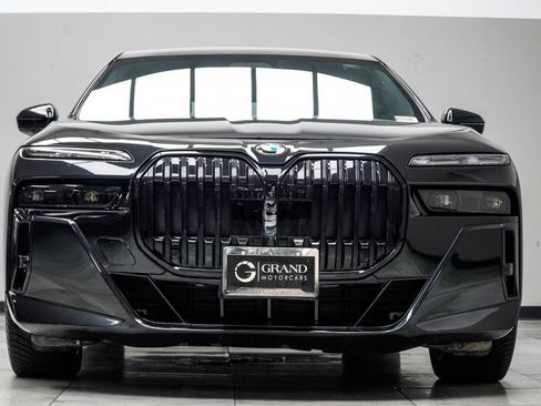 Used 2023 BMW 760i xDrive w/ Executive Package AWD/4WD image 10