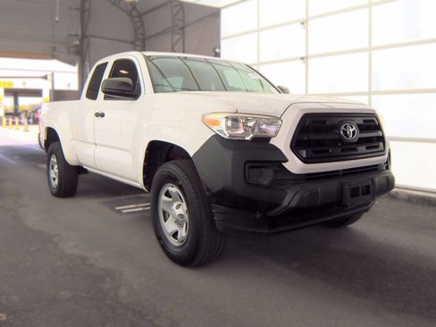 Used 2017 Toyota Tacoma SR RWD image 2