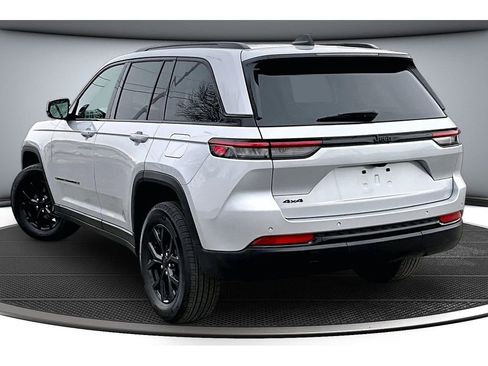 Used 2024 Jeep Grand Cherokee Altitude image 2