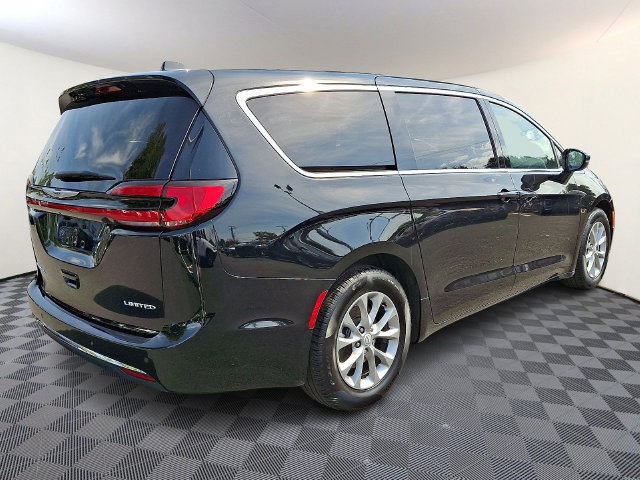 Used 2026 Chrysler Pacifica Limited FWD image 6