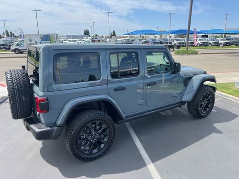 Used 2025 Jeep Wrangler Unlimited Sahara AWD/4WD image 16
