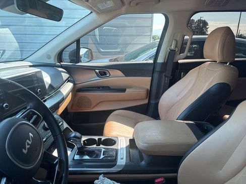 Used 2023 Kia Carnival LX FWD image 7