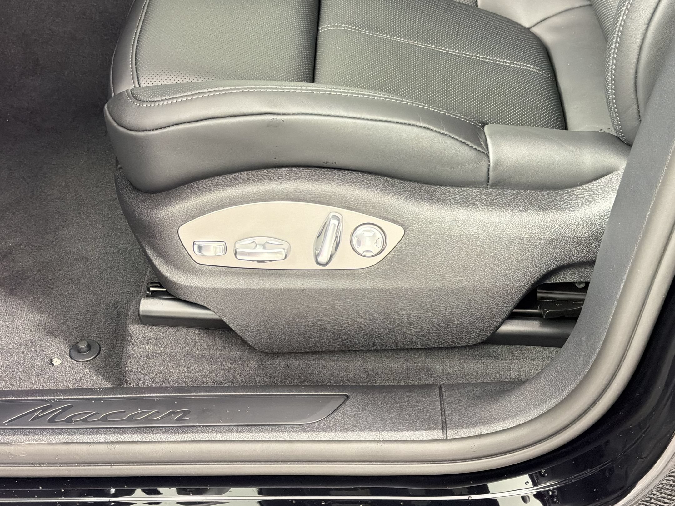Certified 2026 Porsche Macan AWD/4WD image 17