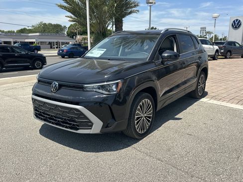 New 2026 Volkswagen Taos SE FWD image 3