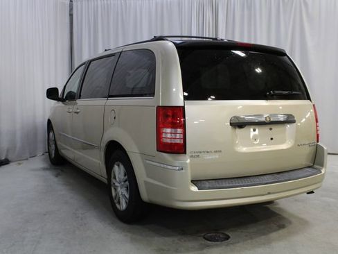 Used 2010 Chrysler Town & Country Touring FWD image 20