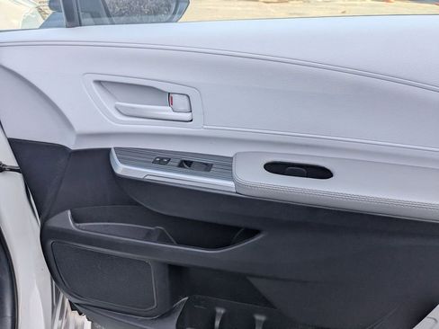 Used 2025 Toyota Sienna LE image 31