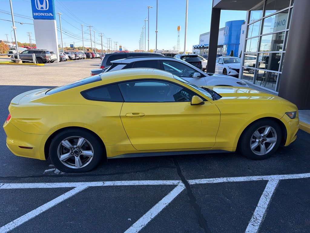 Used 2015 Ford Mustang Coupe RWD image 3