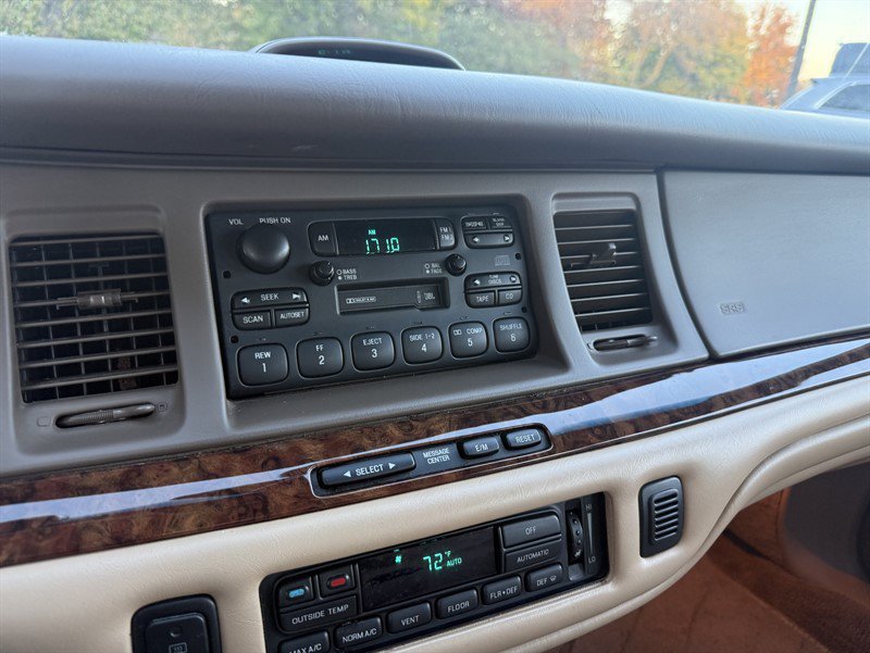 Used 1997 Lincoln Town Car Signature RWD image 23