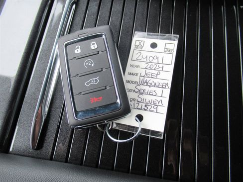 Used 2024 Jeep Wagoneer 4WD w/ Premium Group I image 30