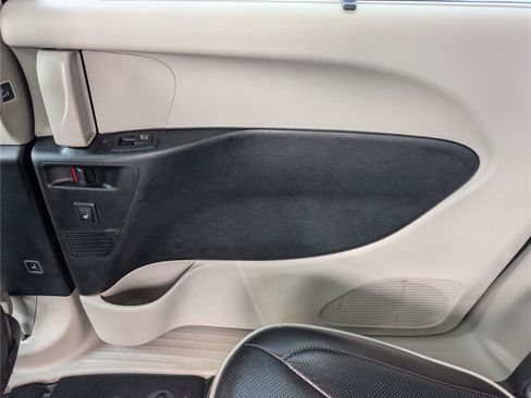 Used 2023 Chrysler Pacifica Limited FWD image 32