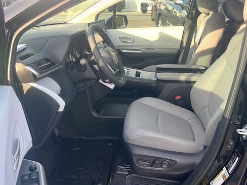New 2026 Toyota Sienna XLE FWD image 10