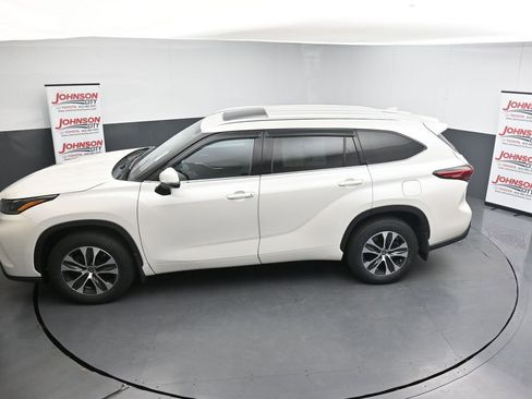 Used 2021 Toyota Highlander XLE AWD/4WD image 27