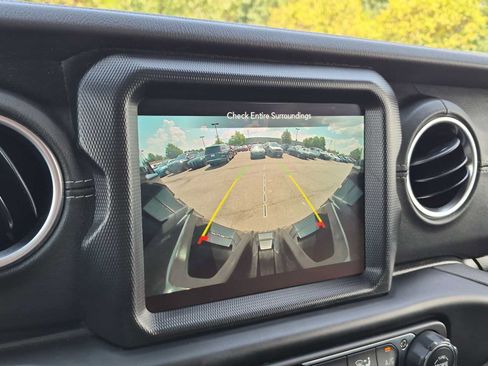 Used 2021 Jeep Wrangler Unlimited Sahara w/ Cold Weather Group AWD/4WD image 30