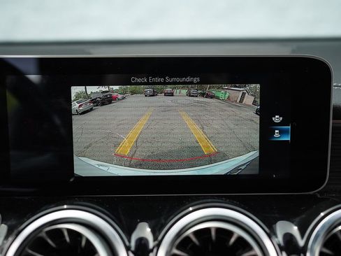 Used 2021 Mercedes-Benz GLB 250 4MATIC w/ AMG Line image 32