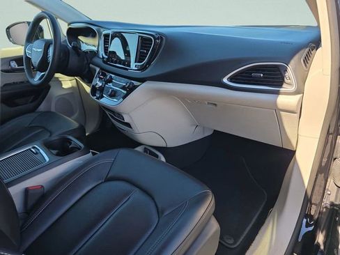 Used 2024 Chrysler Pacifica Touring-L image 10