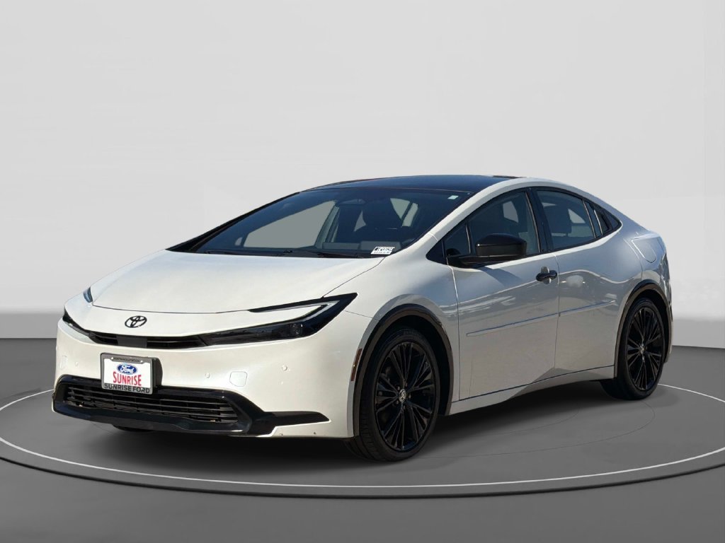 Used 2025 Toyota Prius FWD image 1