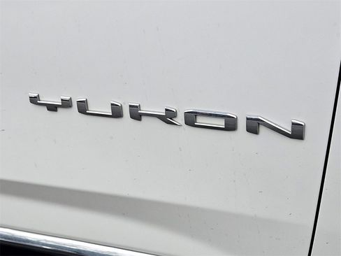 Used 2022 GMC Yukon SLT w/ SLT Premium Package image 8