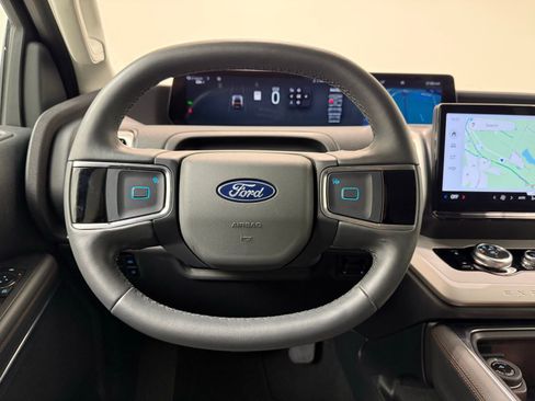 Used 2025 Ford Expedition Active AWD/4WD image 26