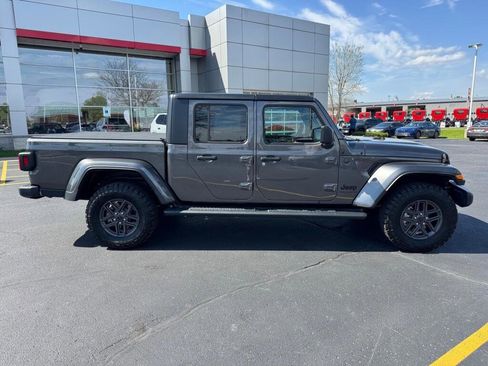 Used 2025 Jeep Gladiator Sport AWD/4WD image 2