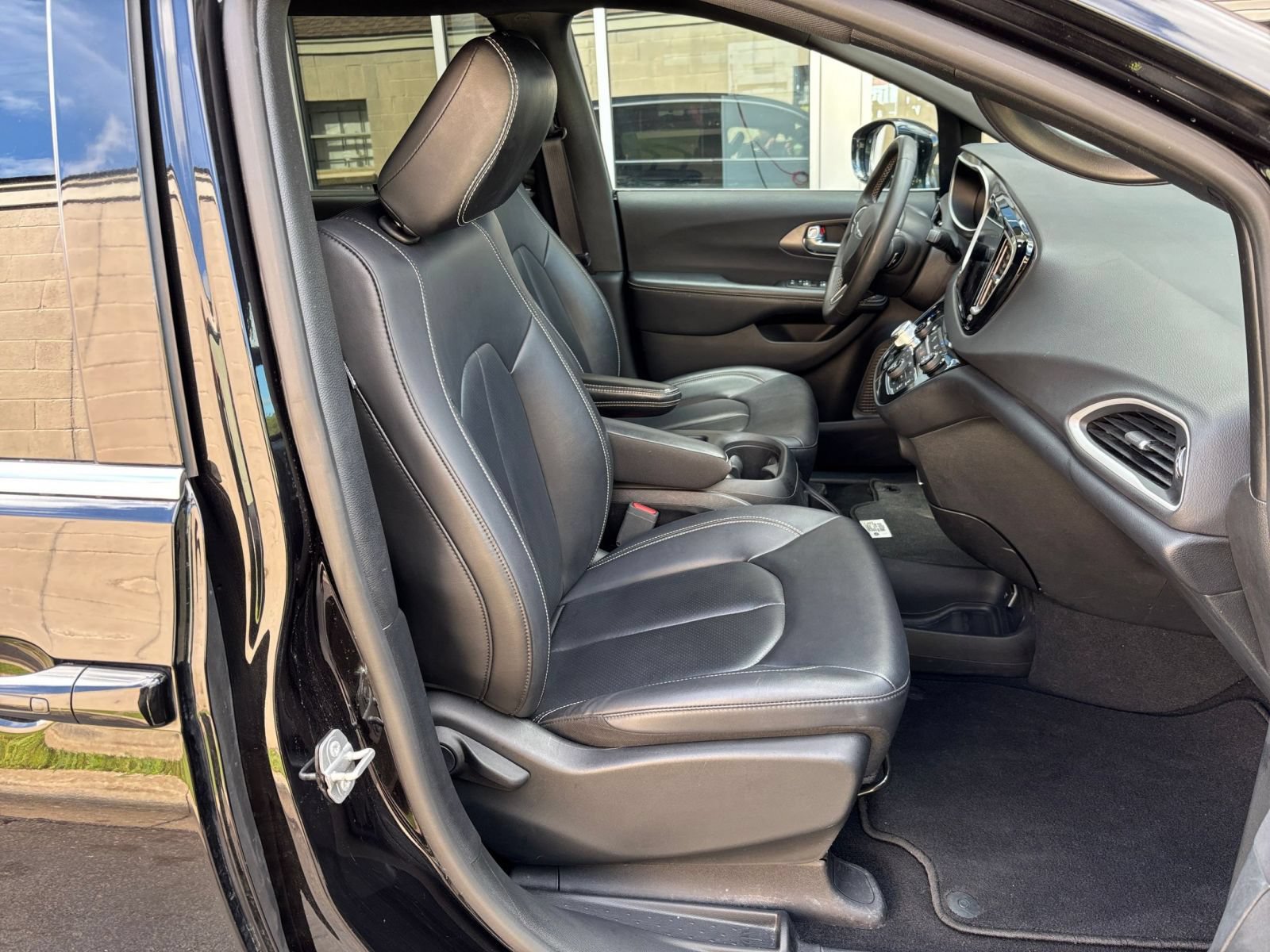 Used 2025 Chrysler Pacifica Select FWD image 38