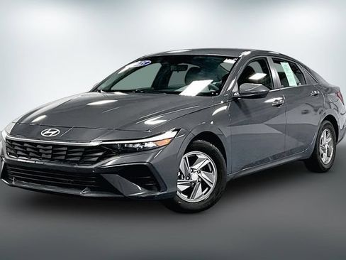 Used 2025 Hyundai Elantra SE FWD image 3
