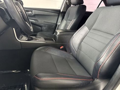 Used 2017 Toyota Camry SE image 4