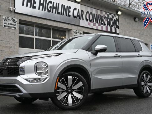 Used 2025 Mitsubishi Outlander SE image 1