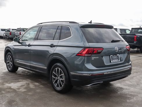 Used 2020 Volkswagen Tiguan SE w/ Panoramic Sunroof Package image 9