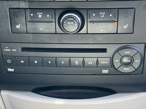 Used 2010 Volkswagen Routan SEL FWD image 15