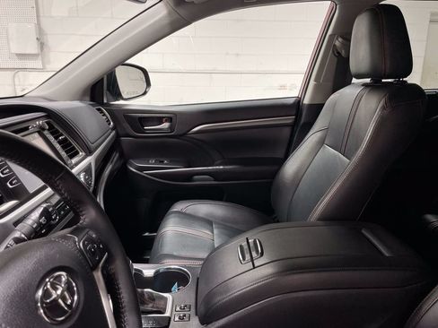Used 2019 Toyota Highlander SE AWD/4WD image 14
