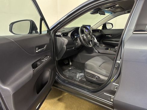 Used 2024 Toyota Venza LE AWD/4WD image 2