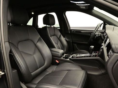 Certified 2025 Porsche Macan AWD/4WD image 18